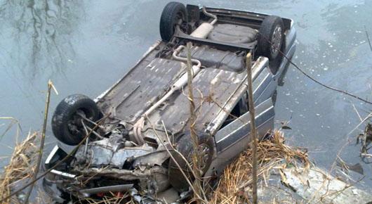 Пассажир погиб при падении автомобиля в реку