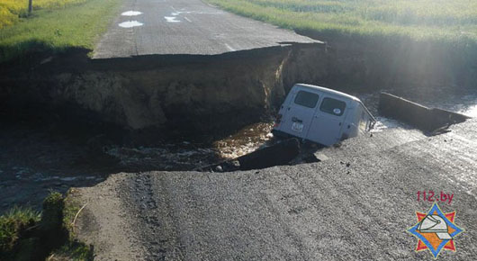 В Ельском районе автомобиль буквально провалился под землю